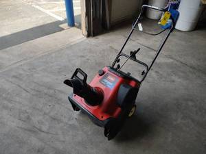lot 15 image: Toro Model CCR3650 Snow Blower, 6.5...