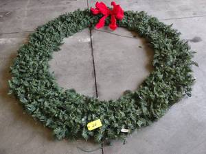 lot 28 image: Christmas Wreath, 88...