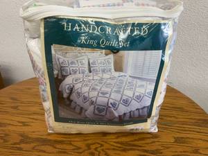 lot 94 image: King Quilt Set