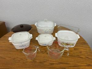 lot 99 image: Cookware & Pyrex Measuring Cups
