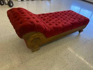 lot 2 image: Fainting Couch