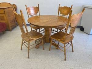 lot 5 image: Table & 4 Chairs