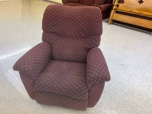 lot 11 image: Lazyboy Rocker Recliner