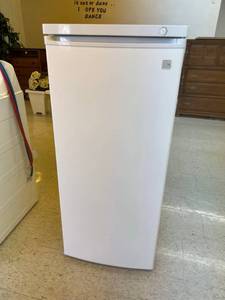 lot 12 image: Kenmore Upright Freezer