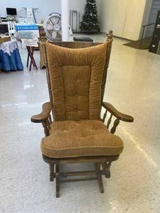 lot 17 image: Glider Rocker