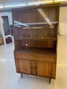 lot 19 image: China Cabinet