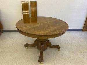 lot 20 image: Gorgeous Clawfoot Table with 2 Leaves