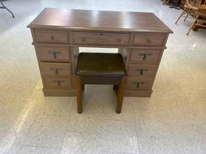 lot 22 image: Desk & Stool