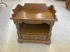 lot 25 image: Endtable