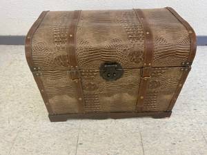 lot 26 image: Decorative Chest