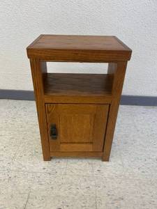 lot 28 image: Small Cabinet