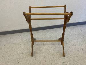 lot 30 image: Quilt Rack