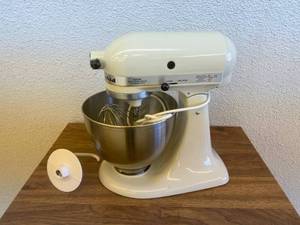 lot 32 image: Kitchen Aid Mixer