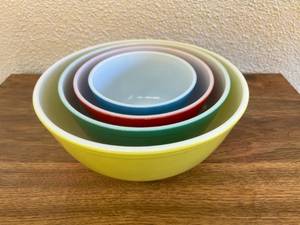 lot 33 image: Vintage Pyrex Bowl Set