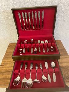 lot 40 image: Silverware & Case