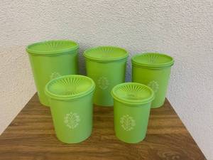 lot 48 image: Vintage Nesting Tupperware
