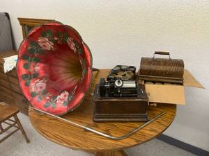 lot 50 image: Antique Edison Standard Phonograph with Records