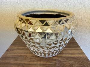 lot 54 image: Large Decorative Flower Pot