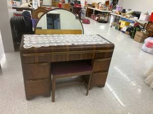 lot 63 image: Makeup Desk with Mirror & Bench