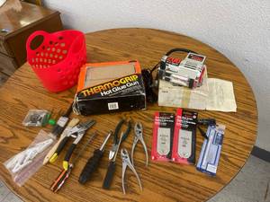 lot 86 image: Mini Air Compressor & Tools