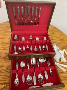 lot 87 image: Silverware & Case