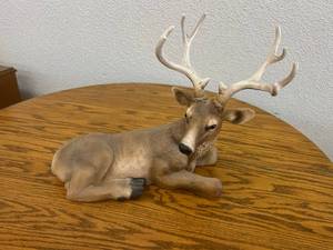 lot 92 image: Deer Decor