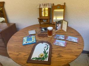 lot 111 image: Picture Frames & Home Decor