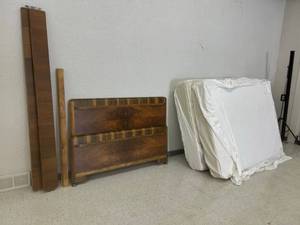 lot 122 image: Full Size Bed