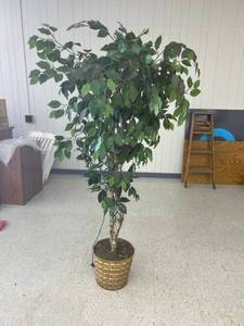 lot 127 image: Faux Potted Tree