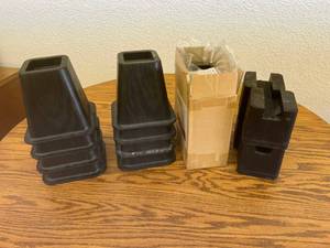 lot 134 image: 4 Sets of Furniture Risers