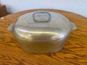 lot 137 image: Vintage Wagner Ware Magnalite 4265 M Roaster