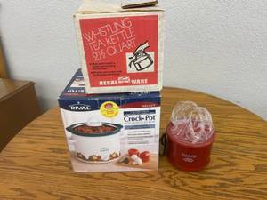 lot 153 image: Crock Pots & Tea Kettle