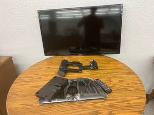 lot 165 image: LG 39 Flatscreen TV & Articulating Wall Mount