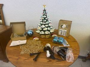 lot 175 image: Holiday Items