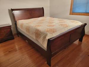 Classic Mahogany Sleigh Bed - Queen