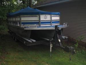 lot 3 image: 1990 JC TriToon 22 Foot Pontoon Boat with Inboard Mercruiser 3.7L Motor and Trailer