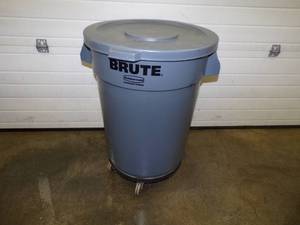 Brute Rubbermaid Garbage can on wheels