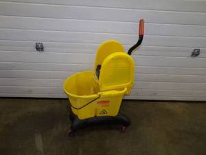 Rubbermaid Mop Bucket on wheels
