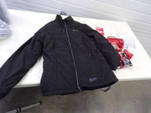 Milwaukee Heated Womens Size L Jacket with Charger and 2 Batteries