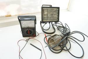 work lights and voltmeter