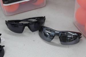lot 1023 image: Lot of (2) Sunglasses - Tifosi, Hilton Bay