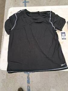 lot 1176 image: Reebok Mens Size XL Shirt