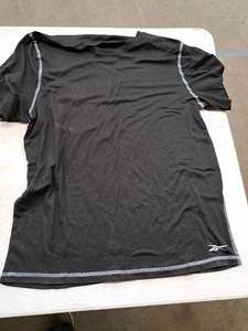 lot 1886 image: Reebok Mens Size Large Short Sleeve Shirt