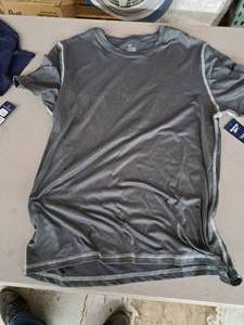 lot 1884 image: Reebok Mens Size Large Short Sleeve Shirt