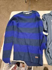 lot 1901 image: Globe Mens Size Medium Sweater