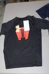lot 1928 image: Under Armour Boys Size Small T-Shirt