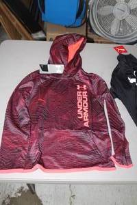 lot 1931 image: Under Armour Boys Size Small Hooded Pullover Sweatshirt