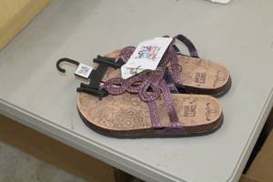 lot 1963 image: Muk Luks Womens Size 7 Sandles