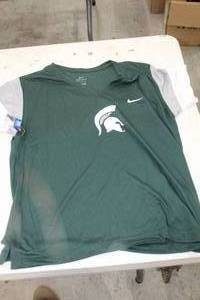 lot 1981 image: Nike Womens Size Large Top