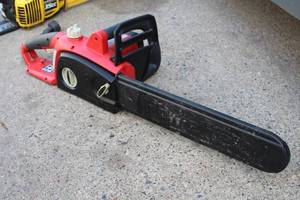 lot 795 image: Homelite UT43123 16 Electric Chainsaw